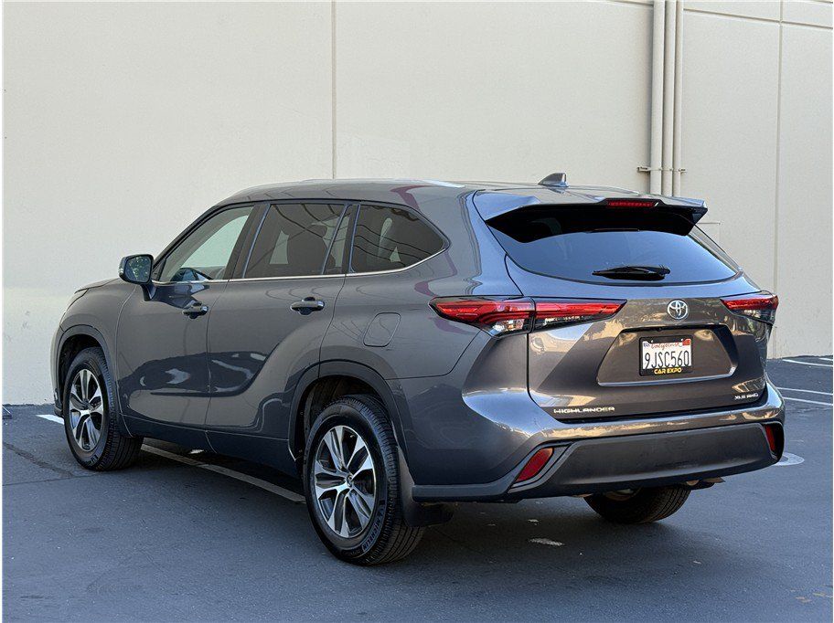 Used 2021 Toyota Highlander XLE AWD/4WD image 4