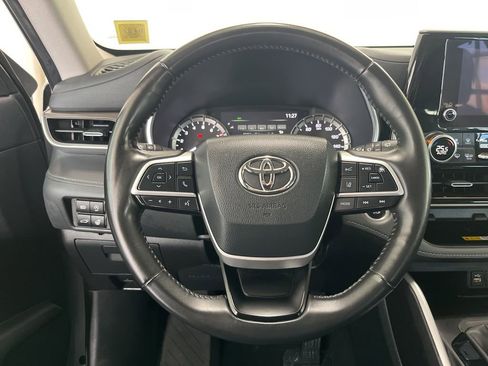 Used 2024 Toyota Highlander XLE AWD/4WD image 6