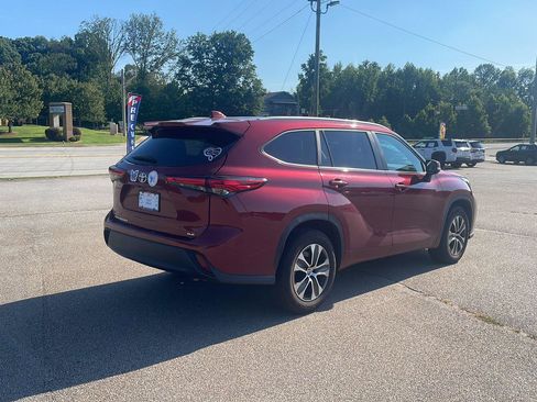Used 2023 Toyota Highlander XLE FWD image 3