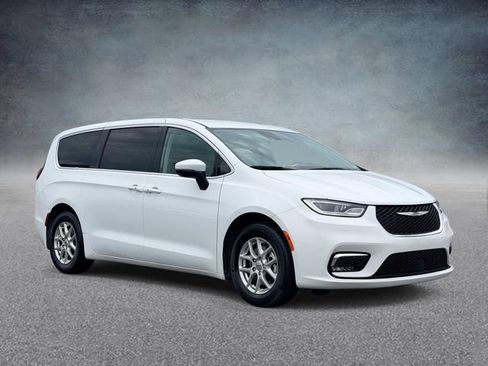 Used 2023 Chrysler Pacifica Touring-L FWD image 1