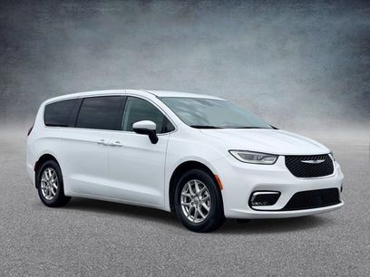 Used 2023 Chrysler Pacifica Touring-L