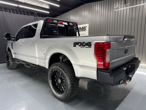 Used 2017 Ford F250 Lariat w/ Lariat Value Package AWD/4WD image 4