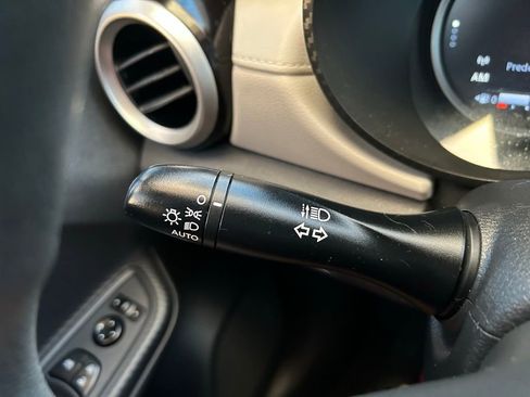 Used 2022 Nissan Versa SV FWD image 20