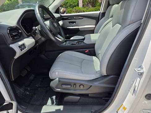 Used 2025 Honda Pilot Touring image 9
