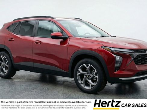 Used 2025 Chevrolet Trax LT image 1