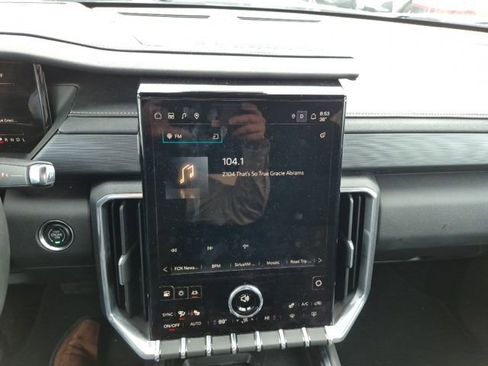 Used 2025 GMC Acadia Elevation image 14