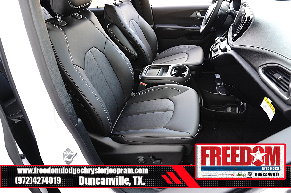 New 2027 Chrysler Pacifica Select w/ Family Tech Group FWD image 16