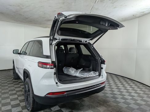 New 2026 Jeep Grand Cherokee Altitude AWD/4WD image 9