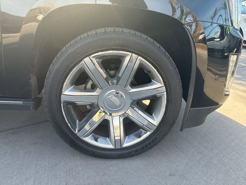 Used 2017 Cadillac Escalade ESV Premium Luxury RWD image 6