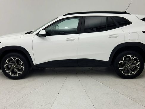 Used 2025 Chevrolet Trax LT w/ Driver Confidence Package FWD image 5