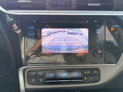Used 2018 Toyota Corolla LE FWD image 15