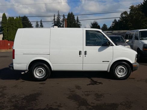 Used 2000 GMC Safari RWD image 2