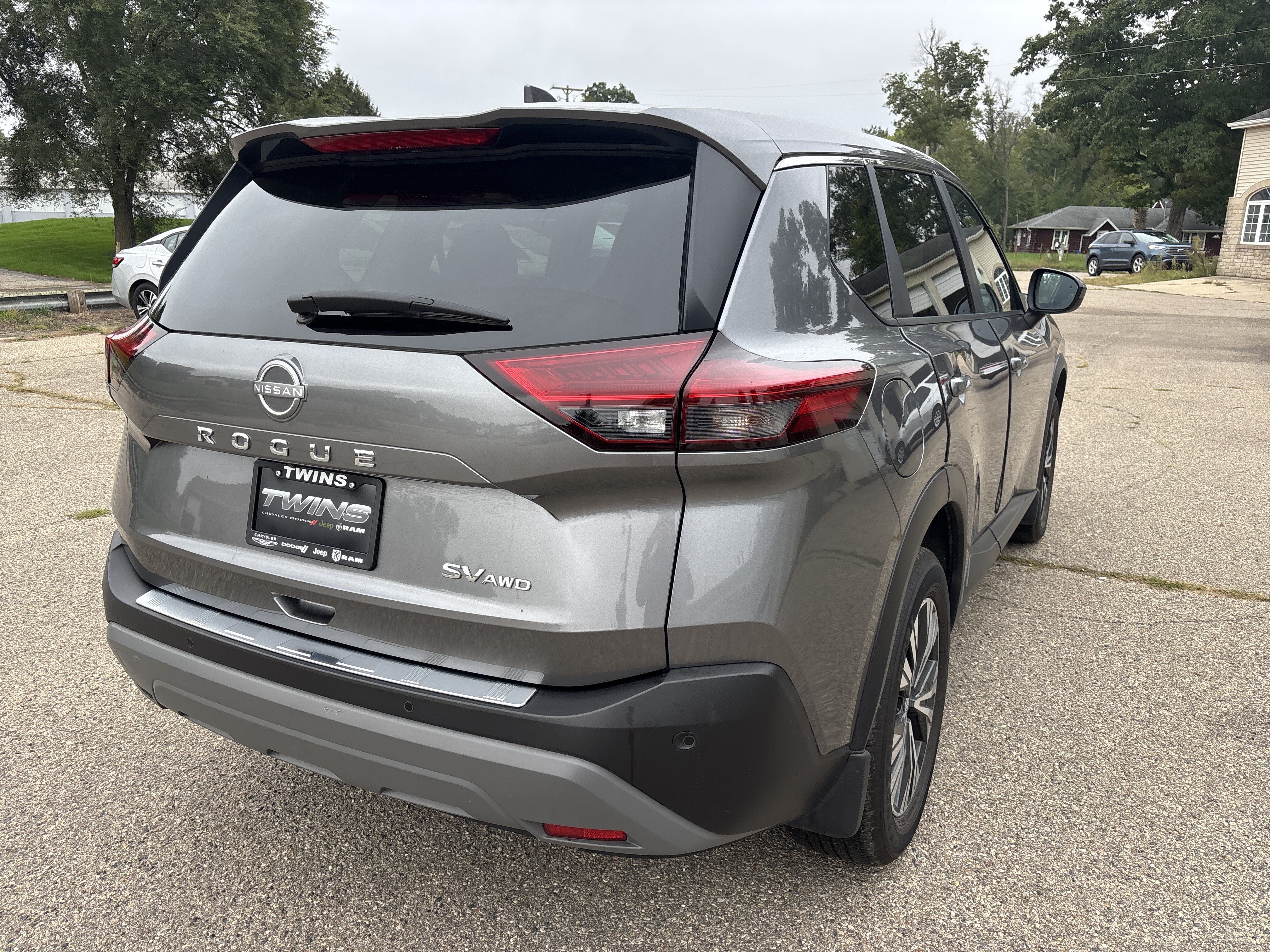Used 2023 Nissan Rogue SV AWD/4WD image 3