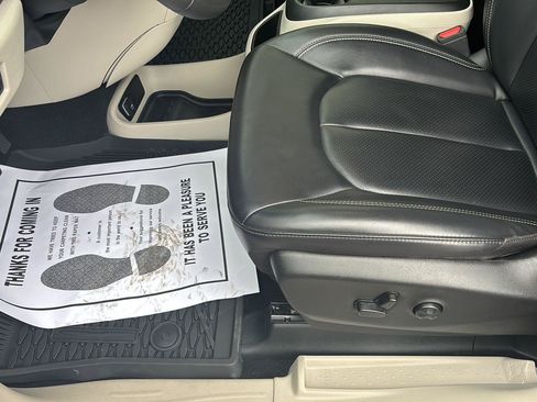 Used 2023 Chrysler Pacifica Touring-L FWD image 7