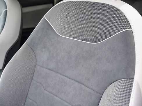 Certified 2025 Volkswagen Taos SE image 21