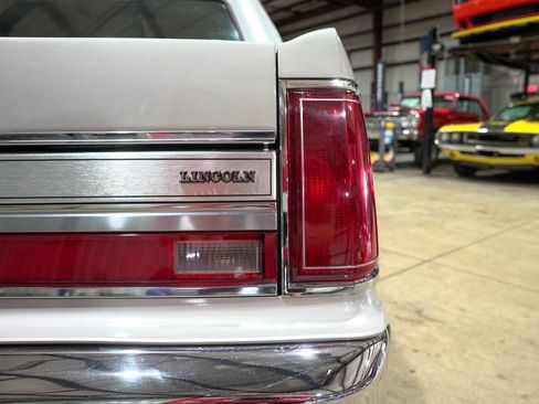 Used 1988 Lincoln Town Car Signature RWD image 34