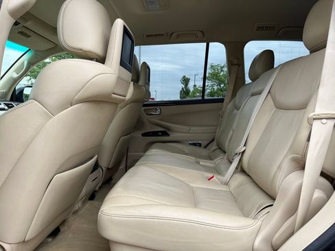 Used 2013 Lexus LX 570 4WD w/ Luxury Pkg image 19