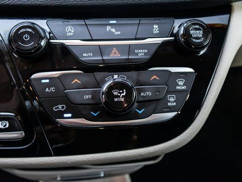 Used 2020 Chrysler Pacifica Limited FWD image 30