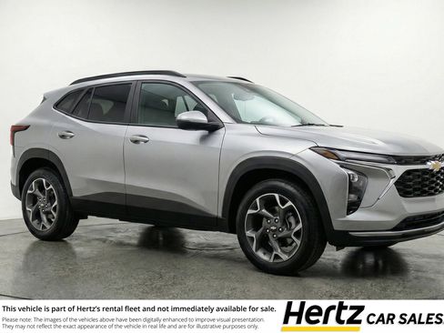Used 2025 Chevrolet Trax LT FWD image 1