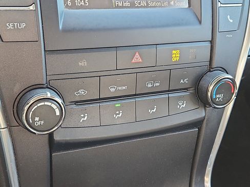 Used 2016 Toyota Camry SE image 18