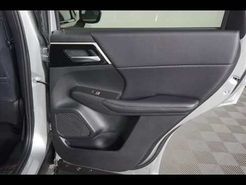 Used 2025 Mitsubishi Outlander SE image 10