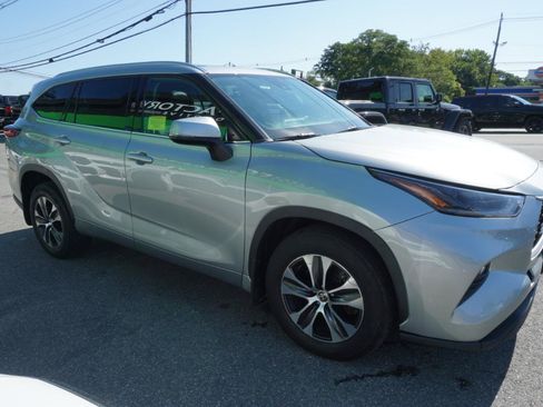 Used 2021 Toyota Highlander XLE AWD/4WD image 2