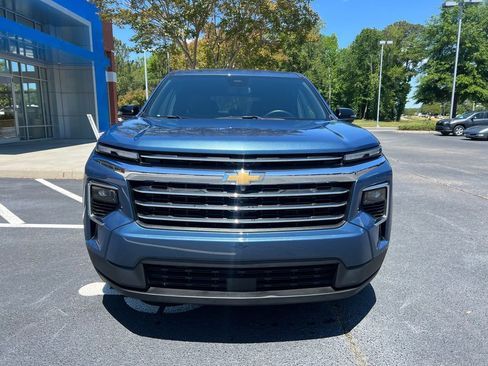 Used 2025 Chevrolet Traverse LT FWD image 3
