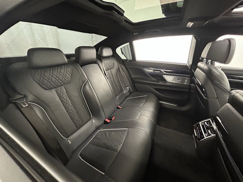 Used 2021 BMW 750i xDrive w/ Executive Package image 39
