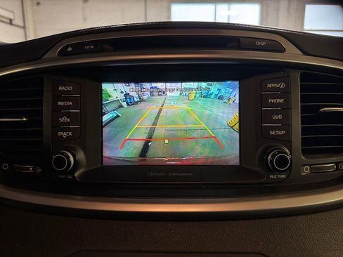 Used 2017 Kia Sorento LX w/ LX Convenience Package image 18