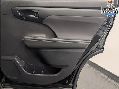Used 2022 Toyota Highlander LE AWD/4WD image 25