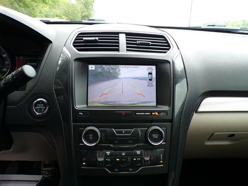 Used 2018 Ford Explorer XLT w/ Equipment Group 202A FWD image 30