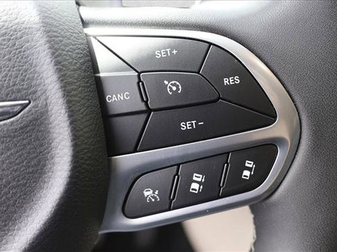 Used 2022 Chrysler Pacifica Touring-L AWD/4WD image 16