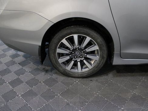Used 2018 Toyota Sienna Limited image 11