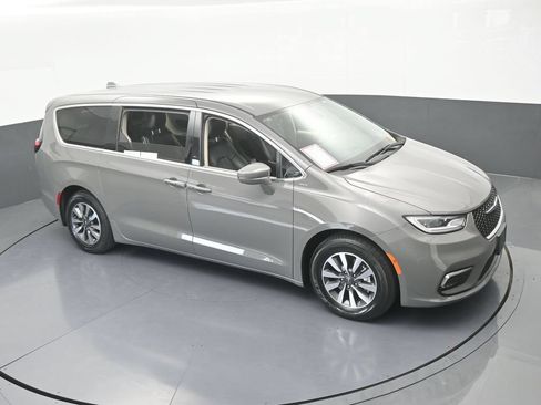 Used 2022 Chrysler Pacifica Touring-L FWD image 57