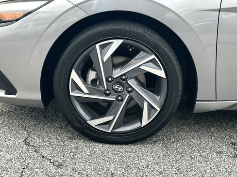 Used 2025 Hyundai Elantra SEL image 11