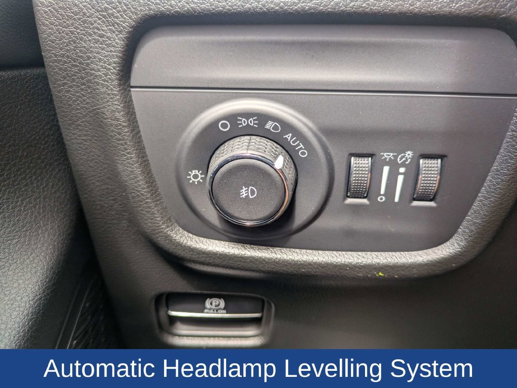 Used 2025 Jeep Grand Cherokee Limited w/ Luxury Tech Group II AWD/4WD image 32