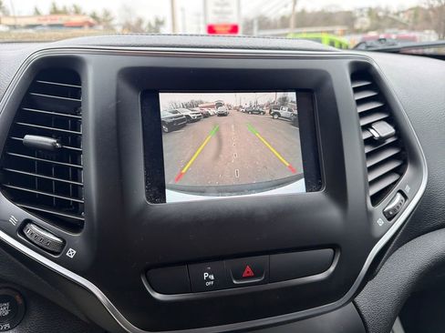 Certified 2019 Jeep Cherokee Latitude Plus w/ Cold Weather Group image 21