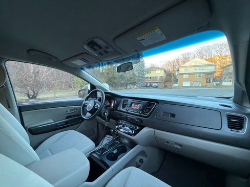 Used 2016 Kia Sedona LX w/ LX Convenience Package image 29
