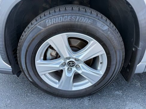 Used 2021 Toyota Highlander LE AWD/4WD image 32