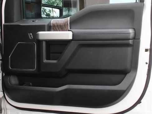 Used 2019 Ford F250 Lariat w/ Chrome Package image 41