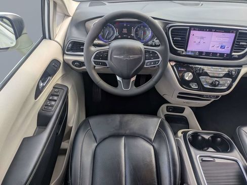 Used 2023 Chrysler Pacifica Touring-L FWD image 17