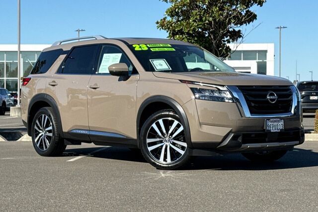 Used 2023 Nissan Pathfinder Platinum w/ Cargo Package AWD/4WD image 2