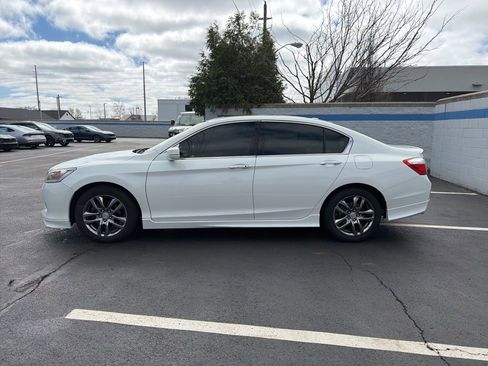 Used 2015 Honda Accord Touring image 2