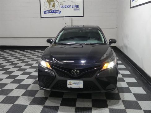 Used 2020 Toyota Camry SE w/ Convenience Package FWD image 3