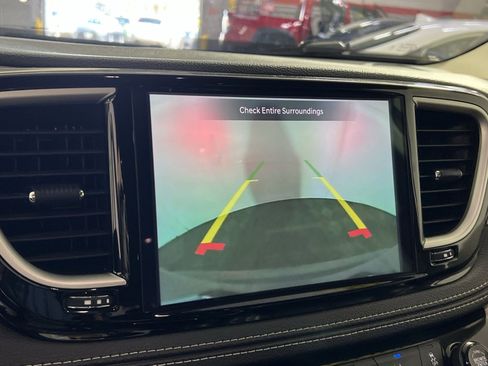 Used 2023 Chrysler Pacifica Touring-L image 19