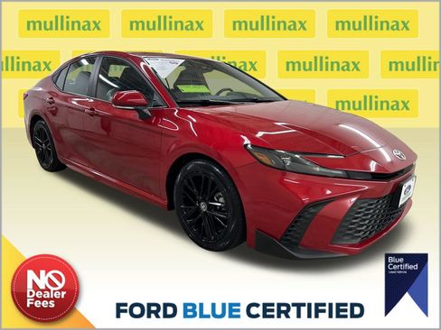 Used 2025 Toyota Camry SE FWD image 1