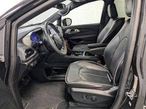 Certified 2023 Chrysler Pacifica Limited FWD image 22