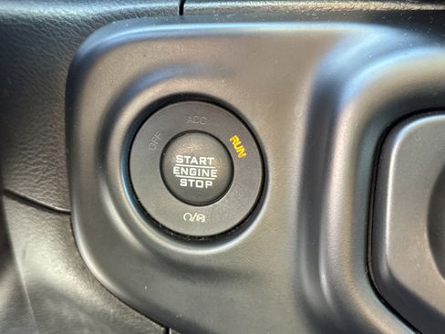 Used 2021 Jeep Gladiator Sport image 33