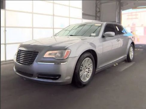 Used 2013 Chrysler 300 RWD image 1