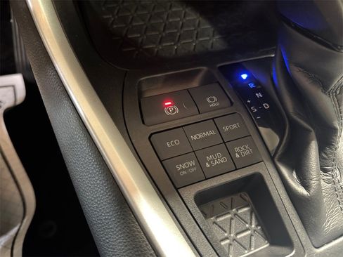 Used 2020 Toyota RAV4 XLE image 30